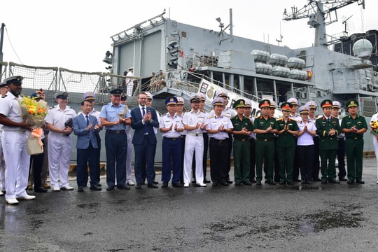 Lữ đoàn 125 Vùng 2 Hải quân giao lưu với Thủy thủ tàu Hải quân Anh HMS Richmond