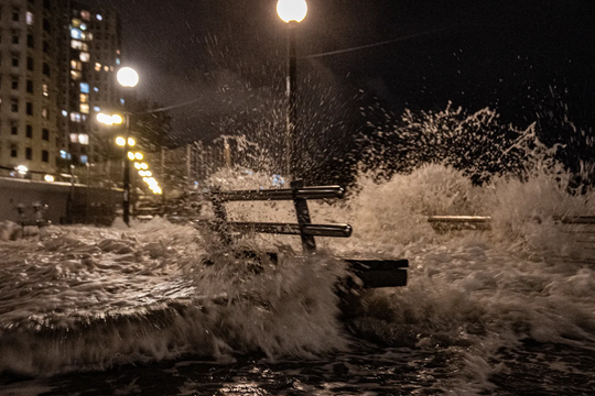 Siêu bão Ragasa đổ bộ, Hong Kong nâng cảnh báo bão lên mức cao nhất