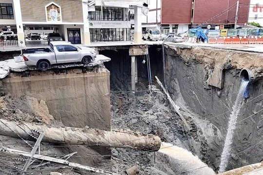 Kinh hoàng cảnh 'hố tử thần' sụt sâu 50m, cuốn bay ô tô giữa thủ đô Thái Lan