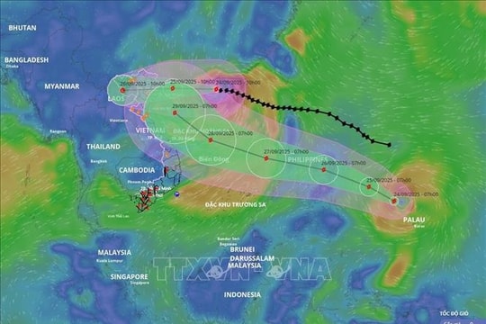 Bão số 9 vẫn duy trì tốc độ và sức gió, cách Móng Cái (Quảng Ninh) khoảng 570km