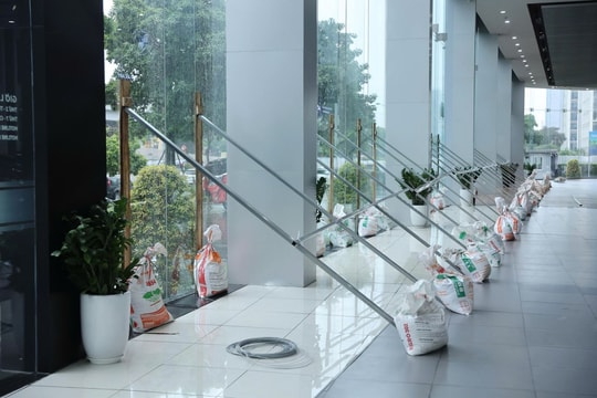 Chủ tịch Hà Nội khuyến cáo người dân hạn chế ra đường khi siêu bão Ragasa đổ bộ