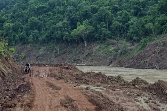 Mưa bão liên tiếp, cản trở tiến độ công trình Dân trí ở bản biên giới