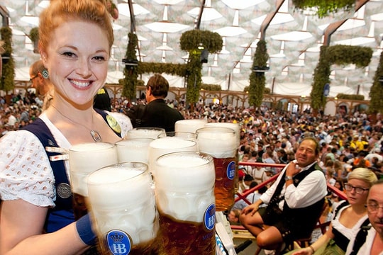 Những cô gái bê 30 kg bia bằng tay không ở lễ hội Oktoberfest