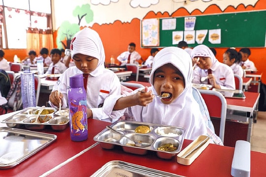 Bữa ăn học đường miễn phí 10 tỷ USD khiến hàng nghìn học sinh ngộ độc