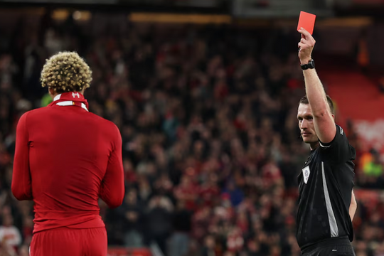 Tiền đạo Liverpool ghi bàn ấn định chiến thắng rồi nhận thẻ đỏ