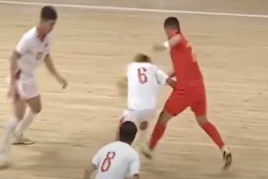 Cầu thủ Trung Quốc bị cấm 2 trận do chơi xấu ở trận thua Việt Nam