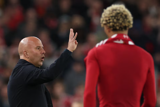 HLV Slot mắng Ekitike 'ngu ngốc'