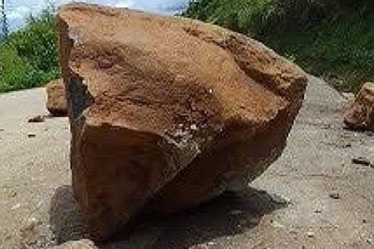 Đá liên tục rơi trên đường đến điểm du lịch nổi tiếng Quảng Ngãi