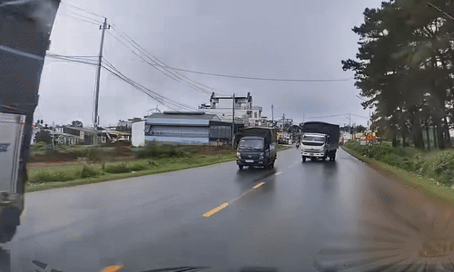 Xe tải vượt ẩu, quăng đuôi vào xe ngược chiều