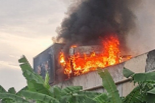 Ôtô đầu kéo bốc cháy trên cao tốc Trung Lương