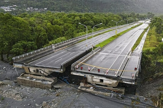 Khoảnh khắc lũ từ hồ chứa Đài Loan cuốn phăng cầu