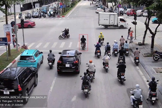 Camera AI ghi nhận hơn 1.400 trường hợp vượt đèn đỏ chỉ trong nửa ngày