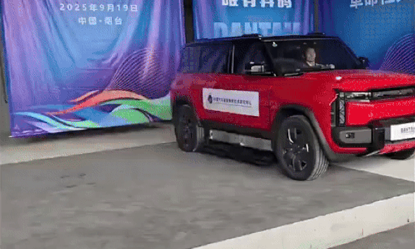 Ôtô điện tự bắn pin ra ngoài khi gặp sự cố