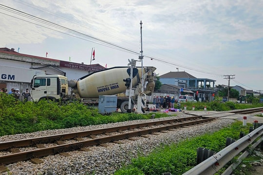 Xe bồn tông hai phụ nữ đi xe máy