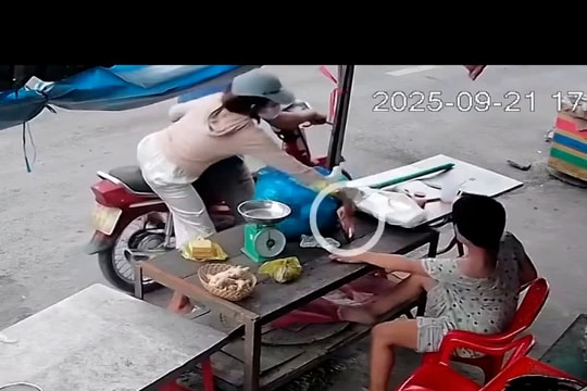 Đôi tình nhân cướp điện thoại của người phụ nữ khuyết tật