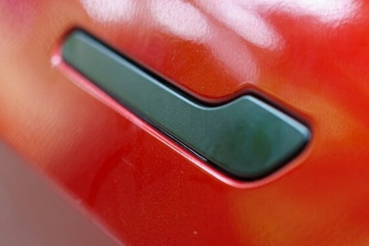 Tay nắm cửa thò thụt - từ xu hướng thiết kế đến bờ vực thảm họa