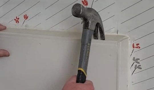 Cặp vợ chồng kinh ngạc khi phát hiện "báu vật bí ẩn" trong tường nhà