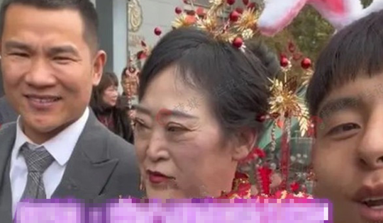 Con trai 33 tuổi cưới vợ 68 tuổi, bố mẹ "khóc như mưa" khi thấy nhan sắc cô dâu