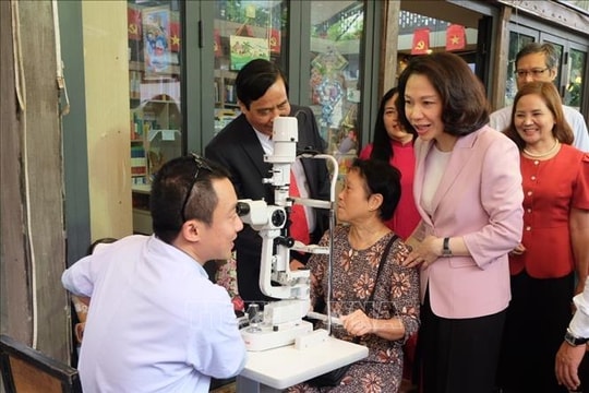 Hà Nội triển khai chương trình 'Mắt sáng cho người cao tuổi'