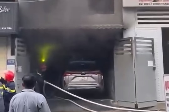 TP Hồ Chí Minh: Cháy nhà cao tầng, 6 người được giải cứu an toàn