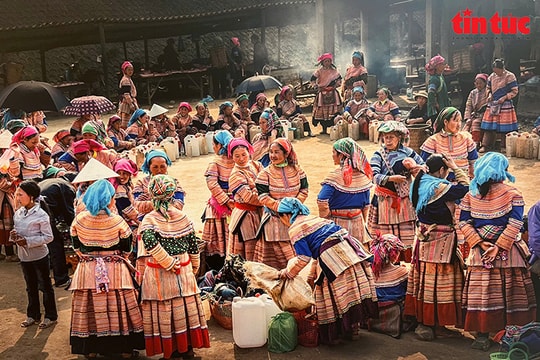 Khai mạc triển lãm ảnh nghệ thuật 'Sắc màu cuộc sống các dân tộc Việt Nam'