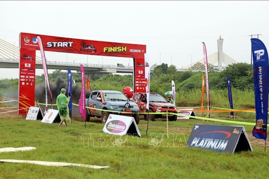 Hấp dẫn giải trình diễn lái xe ô tô - mô tô địa hình tại Tuyên Quang