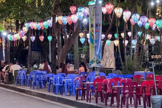 Hàng quán bủa vây, đường dạo ven hồ Tây tái diễn cảnh nhếch nhác