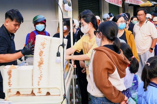 Xếp hàng dài mua loại bánh chỉ bán trong 1 tiếng ở TPHCM