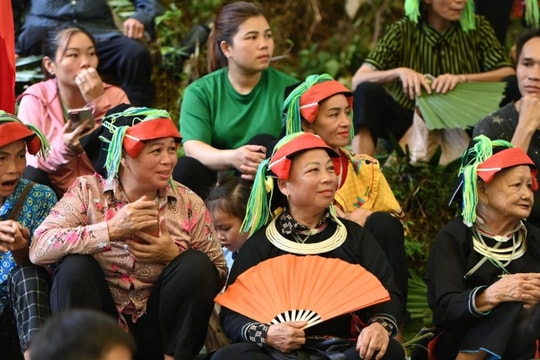 Niềm vui khó nói thành lời của đồng bào Dao trong ngày khởi công cầu
