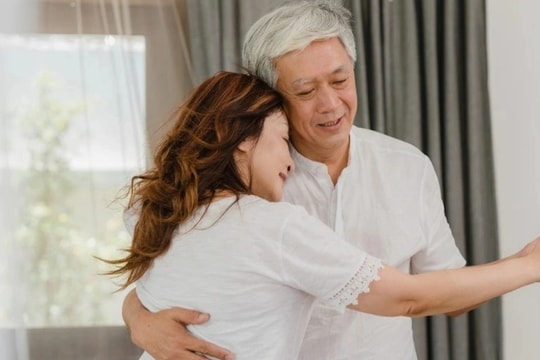 Bị nhân tình ôm giữa nhà hàng, tôi run rẩy sợ hãi khi bắt gặp một người