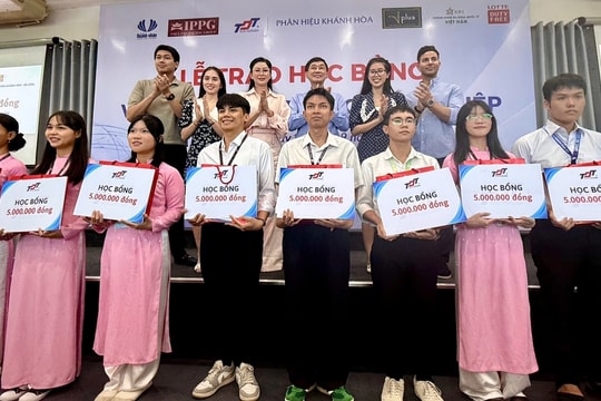 Ông Johnathan Hạnh Nguyễn trao học bổng cho 200 sinh viên khó khăn