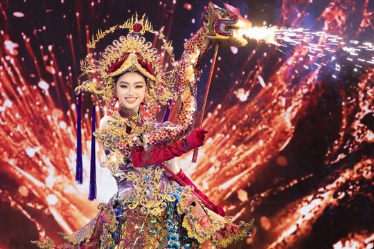 Yến Nhi diễn trang phục cảm hứng từ múa rối nước