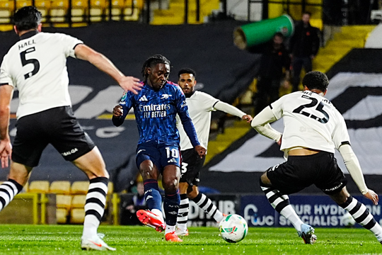 Eze giúp Arsenal đi tiếp ở Cup Liên đoàn