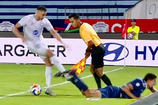 Tiền đạo Nam Định bị đuổi vì đá nguội ở Cup CLB Đông Nam Á