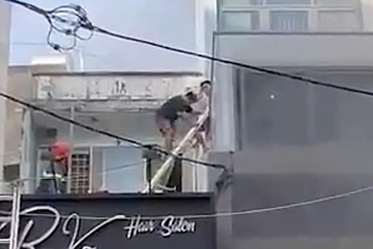 Giải cứu 6 người trong nhà cháy ở TP HCM