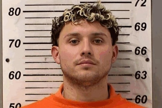 Đóng giả học sinh tuổi teen lừa nhà trường