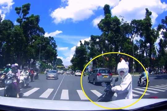 'Phụ nữ trùm kín ra đường - bảo vệ nhan sắc, mặc kệ tính mạng'