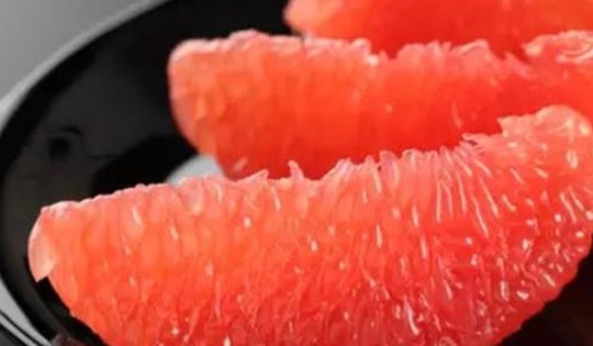 Người phụ nữ 40 tuổi nhập viện cấp cứu vì ăn bưởi kiểu này