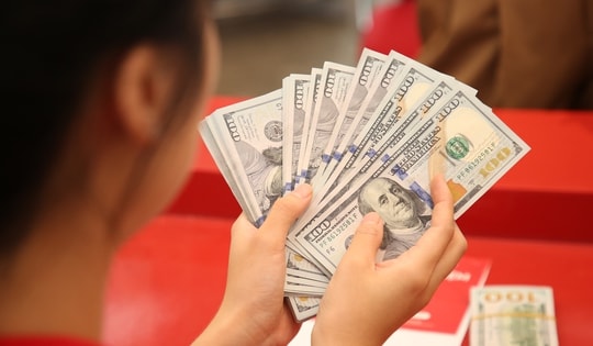 Trưa 25-9, ngân hàng thương mại đẩy giá USD lên kịch trần