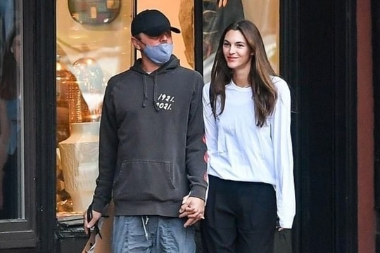 Leonardo DiCaprio thể hiện tình cảm với bạn gái kém 24 tuổi