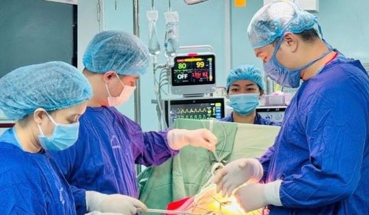 Cụ ông 80 tuổi đau bụng dữ dội, bác sĩ lấy ra thứ "đáng sợ" bên trong