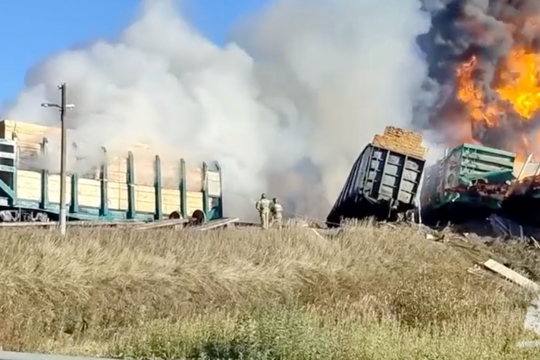 Khoảnh khắc tàu hoả trật bánh gây ra hoả hoạn lớn tại Nga