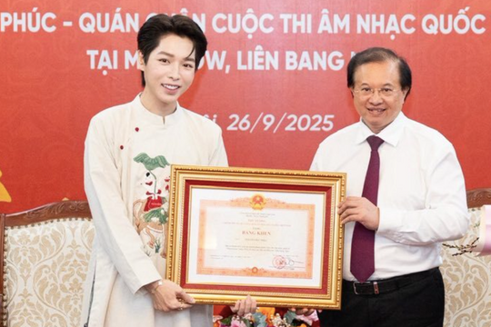 Ca sĩ Đức Phúc nhận bằng khen của Thủ tướng