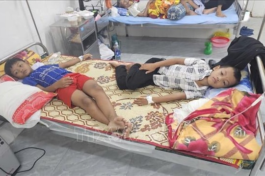 Quảng Trị: Nhiều học sinh nhập viện sau bữa ăn sáng tại trường