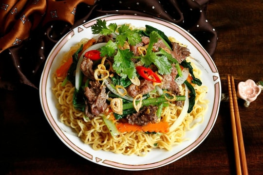 Mẹo xào mì không chần nước sôi, ít dầu mỡ