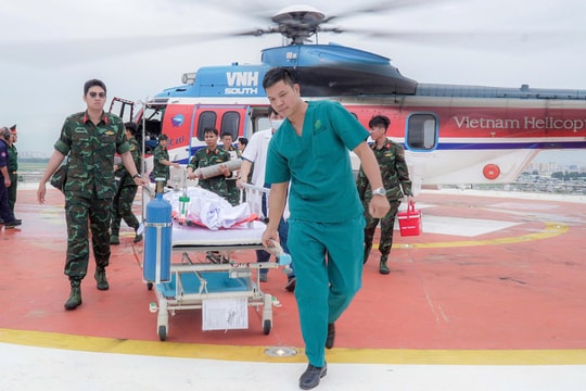 Công nhân trọng thương trên biển được trực thăng đưa về TP HCM cấp cứu