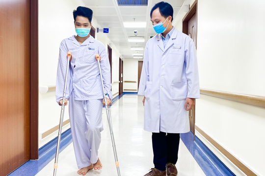 Khớp háng thiếu niên 'mọc' thêm xương bất thường