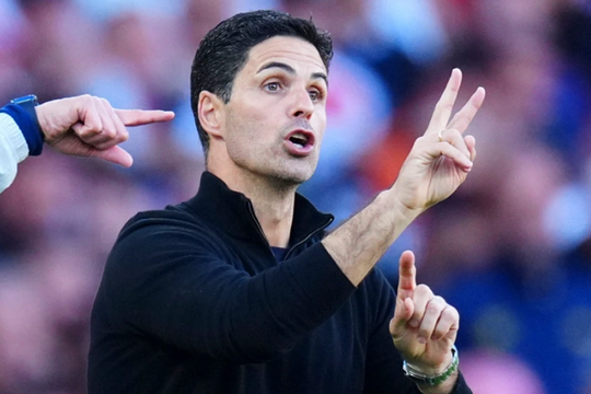 Carragher, Neville tiếp tục công kích Arteta