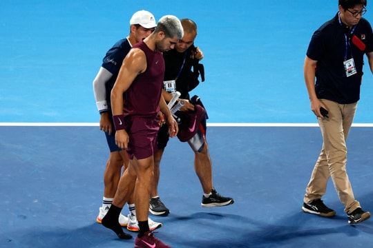 Alcaraz suýt dính chấn thương nặng ở Tokyo