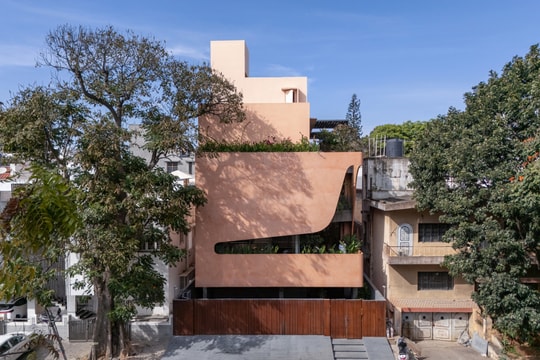 Nhà phố 640 m2 giảm nhiệt nhờ lớp 'vỏ' cong và vườn cây xen kẽ